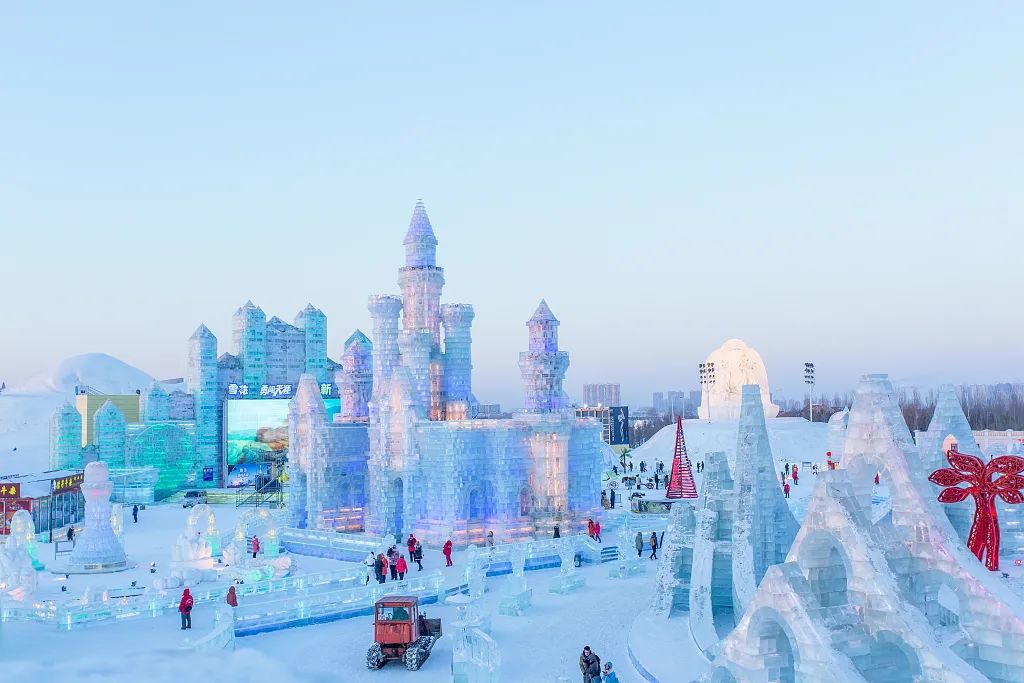 冰雪景观车亮相 哈尔滨冰雪大世界开启夏季“圈粉”新模式