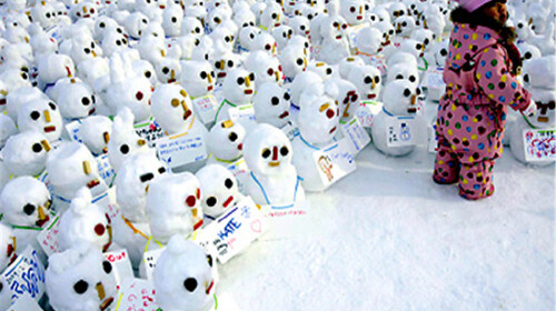 南方游客扎堆梦幻冰雪馆