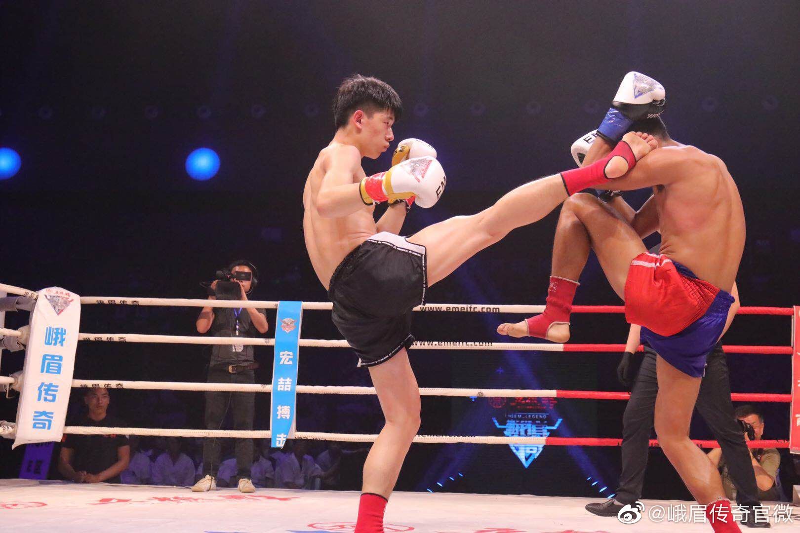 高水平踢拳冠军战对轰！重拳猛轰全场谁也不服